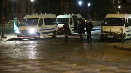 La police sécurise le Pont-Neuf, à Paris, après avoir ouvert le feu sur une voiture,&nbsp;le 24 avril 2022.&nbsp; (DURSUN AYDEMIR / ANADOLU AGENCY / AFP)