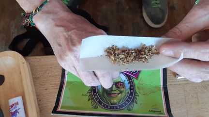 Roulage d'un joint de cannabis (illustration). (BIXENTE VRIGNON / RADIO FRANCE)