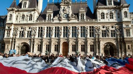 Bien que le mouvement s’inspire du livre «Indignez-vous» de Stéphane Hessel, la mobilisation en France reste très faible. 450 indignés marchent dans Paris, de Jussieu à l'Hôtel-de-Ville, pour demander "une réelle démocratie" et "la liberté d'opinion". (AFP/MIGUEL MEDINA )