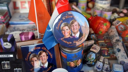 Le nouveau couple royal, Willem-Alexander et son &eacute;pouse Maxima, figurent sur des gadgets en vente dans un magasin de souvenir, &agrave; Amsterdam, le 29 avril 2013.&nbsp; (PATRIK STOLLARZ / AFP)