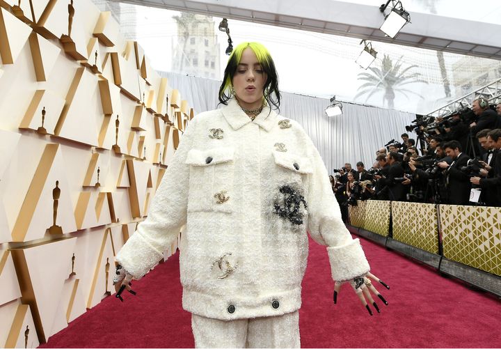 Billie Eilish a chanté, affublée de son&nbsp;"pyjama couture"&nbsp;emblématique dans une veste et un pantalon Chanel blancs agrémentés du fameux logo en double C.&nbsp;Ses cheveux couleur citron vert et ses ongles noirs taillés pour ressembler à des griffes contrastaient avec l'ensemble.&nbsp;92e cérémonie des Oscars, dans la nuit du dimanche 9 au lundi 10 février à Los Angeles.&nbsp; (KEVORK DJANSEZIAN / GETTY IMAGES NORTH AMERICA)