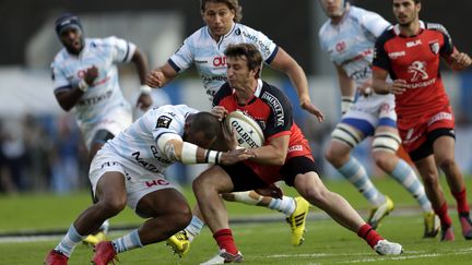 A l'image de ce choc entre Joe Rococoko et Maxime Médard, le match Racing-Toulouse fut extrêmement physique (THOMAS SAMSON / AFP)