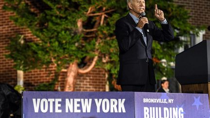 Le président Joe Biden prend la parole lors d'un rassemblement pour la gouverneure sortante de New York Kathy Hochul et d'autres démocrates de l'État, deux jours avant les Midterms, le 6 novembre 2022. (STEPHANIE KEITH / GETTY IMAGES NORTH AMERICA)