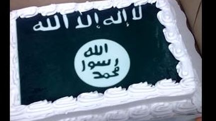 La photo du g&acirc;teau aux couleurs de l'Etat islamique confectionn&eacute; par un employ&eacute; de Walmart et post&eacute;e sur YouTube le 26 juin 2015. (CHUCK NETZHAMMER / YOUTUBE)