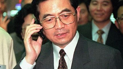 En 1998, Hu Jintao, le président chinois – alors vice-président – teste un appareil de la marque Samsung. (KIM JAE-HWAN / AFP)