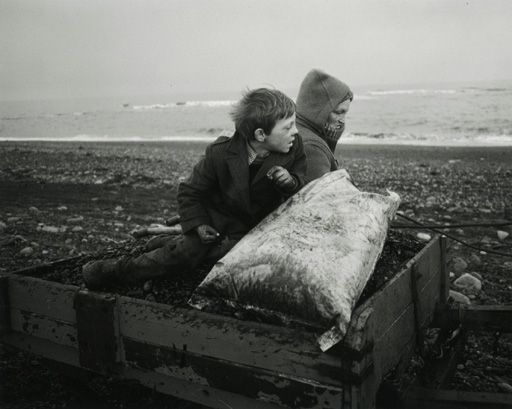 Rocker et Rosie rentrent chez eux, Lynemouth, Northumberland, 1984, Courtesy of the Artist
 (Chris Killip)