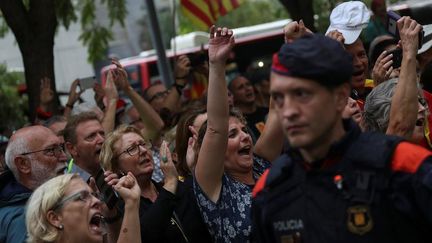 Des manifestants attendent la libération d'officiels catalans arrêtés par les autorités gouvernementales, à Barcelone, le 22 septembre 2017. (SUSANA VERA / REUTERS)