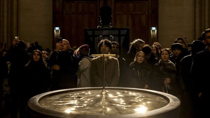 Des personnes se recueillent dans la cathédrale Notre-Dame de Paris, particulièrement remplie pour cette messe de minuit, le 25 décembre 2024. (TERESA SUAREZ / EPA / MAXPPP)