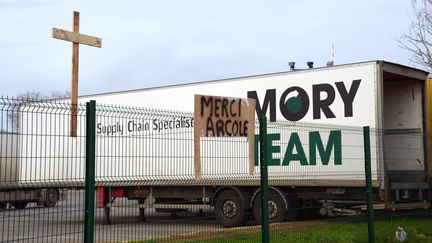 Une croix et un message ironique sur le grillage du site Mory Ducros de Saint-Jacques-de-la-Lande (Ille-et-Vilaine), menac&eacute; de fermeture, le 28 janvier 2014. (DAMIEN MEYER / AFP)