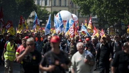 Des milliers de cheminots manifestent le 16 juin 2011 contre l'ouverture à la concurence de lignes régionales (AFP/FRED DUFOUR)