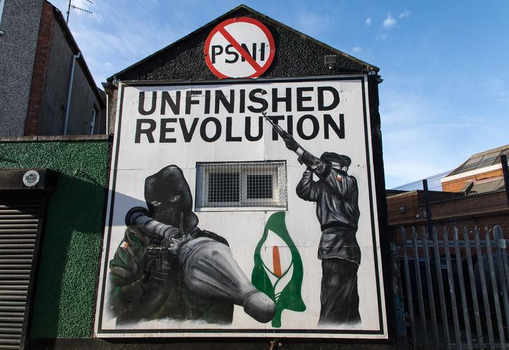 Dans le quartier catholique de Bogside, une fresque évoque la&nbsp;"révolution inachevée". (MARIE-VIOLETTE BERNARD / FRANCEINFO)