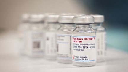 Des doses du vaccin&nbsp;Moderna contre le Covid-19 dans un centre de vaccination à Lausanne, en Suisse, le 19 avril&nbsp;2021. (VALENTIN FLAURAUD / AFP)