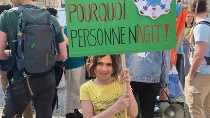 Chloé, 9 ans, est venue manifester pour la première fois, avec sa maman Audrey. (Pheline LELOIR-DUAULT)