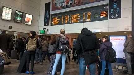 Des voyageurs attendent dans la gare de Toulouse-Matabiau. (BÉNÉDICTE DUPONT / FRANCE-BLEU OCCITANIE)