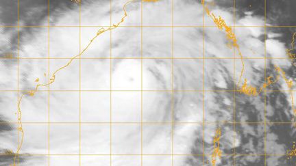 Image satellite du cyclone Phailin &agrave; l'approche de la c&ocirc;te est de l'Inde, le 11 octobre 2013.&nbsp; (AP / SIPA )