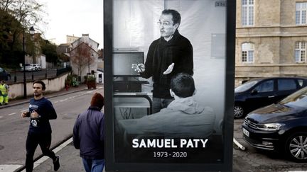 Un panneau en hommage à Samuel Paty, à Conflans-Sainte-Honorine (Yvelines), le 3 novembre 2020.&nbsp; (THOMAS COEX / AFP)