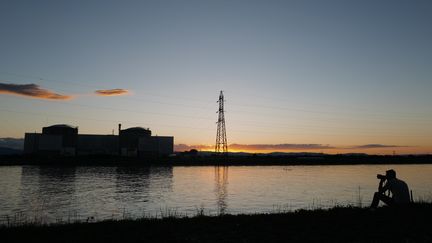 Le soleil se couche&nbsp;sur le site de Fesseheim (Haut-Rhin), le 29 juin&nbsp;2020. Exploitée depuis 1978, la centrale nucléaire a été la première du territoire à avoir été définitivement mise à l'arrêt. (SEBASTIEN BOZON / AFP)