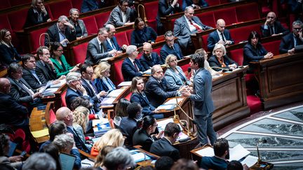 Gabriel Attal, le Premier ministre, s'exprime lors d'une session de questions d'actualité au gouvernement à l'Assemblée nationale, à Paris, le 2 avril 2024. (XOSE BOUZAS / HANS LUCAS)