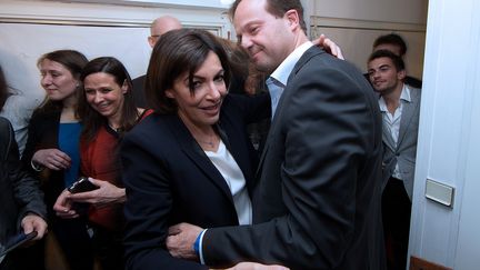 Anne Hidalgo serre son mari dans ses bras apr&egrave;s l'annonce de sa victoire dans la course &agrave; la mairie de Paris, dimanche 30 mars lors du second tour des &eacute;lections municipales. (JOEL SAGET / AFP)