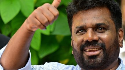 Anura Kumara Dissanayaka verlässt ein Wahllokal, nachdem sie am 21. September 2024 in Colombo ihre Stimme bei der Präsidentschaftswahl in Sri Lanka abgegeben hat. (ISHARA S. KODIKARA / AFP)