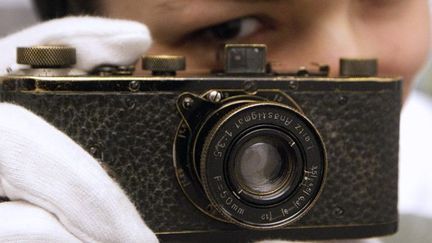 Olivia Coeln, fille du propriétaire de la Westlicht Gallery Peter Coeln pose avec le Leica O series, le 10 mai 2012 à Vienna.
 (AFP)