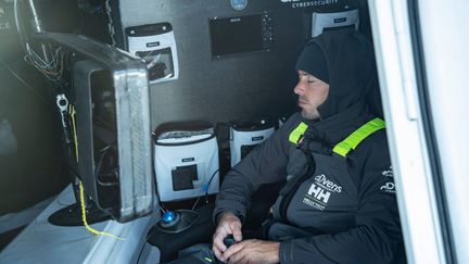 Le skipper Thomas Ruyant en pleine sieste. (PIERRE BOURAS / TR RACING)