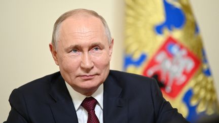 Le président russe, Vladimir Poutine, lors d'une réunion avec des familles recevant l'Ordre de la gloire parentale, le 29 juillet 2023 à Saint-Pétersbourg (Russie). (ALEXANDER KAZAKOV / AFP)