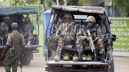 &nbsp; (Les forces de sécurité kenyanes autour de l'université de Garissa © REUTERS/Goran Tomasevic)