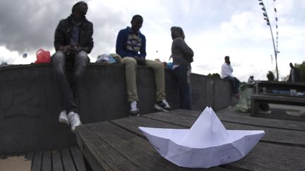 Des migrants dans les jardins d'Eole, dans le 18e arrondissement de Paris, le 18 juin 2015. (JOEL SAGET / AFP)