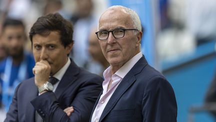 Franck McCourt (à droite), le propriétaire de l'OM, aux côtés de Pablo Longoria, lors de Marseille-Reims le 13 août 2023. (MAXPPP)