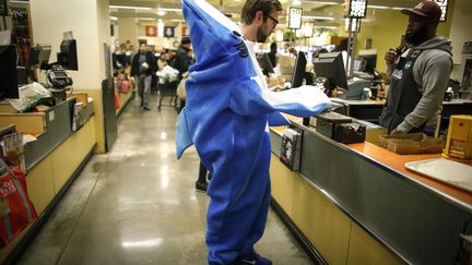 A New York, un requin fait ses courses après la parade d'Halloween, samedi 31 octobre 2015.&nbsp; (KENA BETANCUR / GETTY IMAGES NORTH AMERICA / AFP)