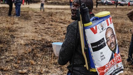 Il soutient le leader du Mouvement pour le changement démocratique (opposition), Nelson Chamisa. Ce dernier a donné un meeting le 7 juillet 2018 devant des milliers de sympathisants dans la ville minière de Zvishavane, ville natale du président Emmerson Mnangagwa, située dans la province des Midlands. Pour l'heure, la campagne est relativement calme et la police s'en réjouit. «Le niveau de violence est inférieur à celui constaté lors des précédentes élections», a ainsi assuré la porte-parole de la police nationale, Charity Charamba. Pour autant, un attentat a eu lieu fin juin à Bulawayo, au sud du pays, lors d'un rassemblement électoral du président Mnangagwa. Celui-ci en est sorti indemne, mais il y a eu deux morts et des dizaines de blessés.

	  (Zinyange Auntony / AFP)