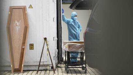 Des cercueil sont emportés dans un cimetière dédiés aux décès Covid-19 par des professionnels de santé à Rio de Janeiro (Brésil), le 8 décembre 2020. (FABIO TEIXEIRA / ANADOLU AGENCY /  AFP)