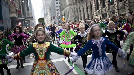 Des enfants d’un groupe de danse défilent lors de la grande parade de la Saint-Patrick à Manhattan, le 17 avril 2012. Ce défilé est le plus important organisé partout dans le monde pour célébrer le saint patron de l’Irlande. Il est suivi par deux millions de téléspectateurs. Au même titre que les grandes fêtes nationales comme le 4 juillet, fête de l’Indépendance aux Etats-Unis ou le 14 juillet en France, ces cérémonies sont là pour nous rappeler notre histoire.
 
 (AFP/Allison Joyce)