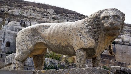 Comme d’autres lieux antiques, Cyrène est menacé par l’expansion urbaine. Profitant du chaos et revendiquant la propriété des terrains, des habitants construisent dans le périmètre du site archéologique protégé sans être inquiétés (photo prise le 19 octobre 2007). (AFP - ETHEL DAVIES / ROBERT HARDING HERITAGE / ROBERTHARDING)