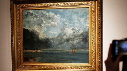 "Vue du lac Léman" de Gustave Courbet (1876). Le tableau qui dormait dans les réserves d'un musée de Granville a récemment été authetifié comme un Courbet.
 (Charly Triballeau / AFP)