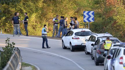 Des policiers à Subirats (Espagne), où un homme qui portait ce qui ressemblait à une ceinture explosive a été abattu, le 21 août 2017. (JOSEP LAGO / AFP)