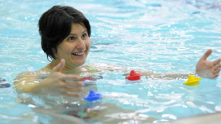 Roxana Maracineanu&nbsp;lors du lancement par la Fédération française de natation de l'activité éveil aquatique pour les bébés nageurs à la piscine de la Grange-aux-Belles, à&nbsp;Paris, le 17 novembre 2010.&nbsp; (GHNASSIA ANTHONY / SIPA)