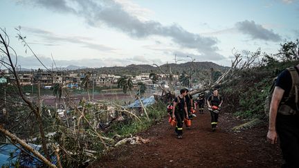 Des membres de la sécurité civile en intervention à Mayotte le 17 décembre 2024 après le passage du cyclone Chido. (HANDOUT / SECURITE CIVILE)