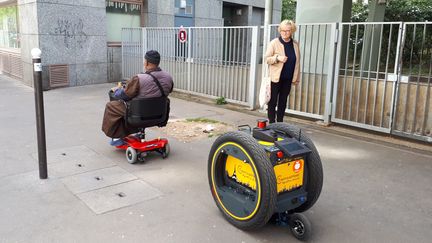 Robot-livreur à destination des personnes à mobilité réduite, d'un magasin Franprix du 13eme arrondissemnt de Paris (SOPHIE AUVIGNE / RADIO FRANCE)