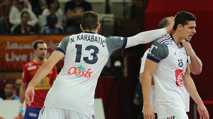 Nikola Karabatic encourage Mathieu Grébille, le jeune interntational tricolore (KARIM JAAFAR / AL-WATAN DOHA)