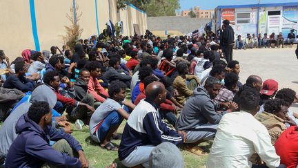 Migrants subsahariens dans le centre de détention de&nbsp;Zawiya (ouest de la capitale libyenne Tripoli), le 27 avril 2019 (MAHMUD TURKIA / AFP)