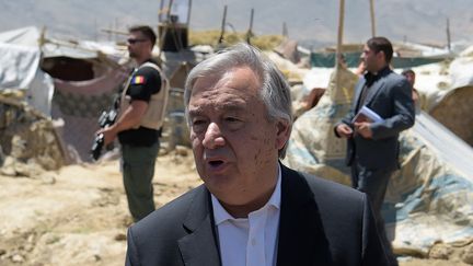 Antonio Guterres, secrétaire général de l'ONU, lors d'une visite d'un camp de déplacés afghans à Kaboul (Afghanistan) le 14 juin 2017. (SHAH MARAI / AFP)