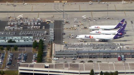 Des avions FedEx sur le tarmac de l'aéroport de Roissy-Charles-de-Gaulle&nbsp;(Val-d'Oise), le 9 septembre 2009. (CHARLES PLATIAU / REUTERS)