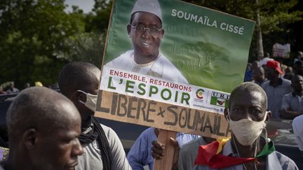 Un homme tient une pancarte où est inscrit "Libérez Soumaïla" lors d'une manifestation le 2 juillet 2020 à Bamako, au Mali, pour exiger la libération du chef de file de l'opposition malienne. (MICHELE CATTANI / AFP)