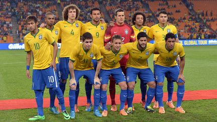 L'&eacute;quipe de foot du Br&eacute;sil, avant un match amical contre l'Afrique du Sud, le 5 mars 2014 &agrave; Johannesburg. (ALEXANDER JOE / AFP)