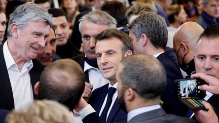 Emmanuel Macron en déplacement à Pau (Pyrénées-Atlantiques) le 18 mars 2022 (LUDOVIC MARIN / AFP)