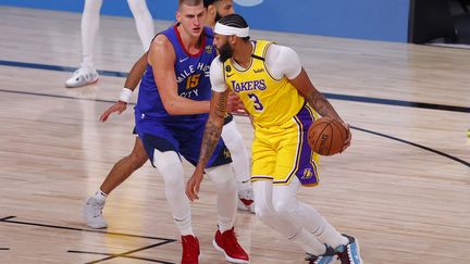 Anthony Davis des Lakers de Los Angeles passe devant Nikola Jokic des Nuggets de Denver, le 18 septembre, à Lake Buena Vista, Floride.  (MIKE EHRMANN / GETTY IMAGES NORTH AMERICA)