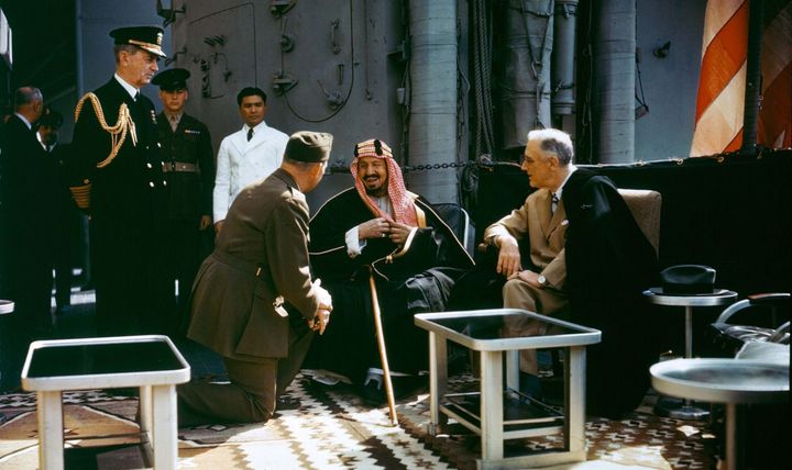 Sur le pont du cuirassé américain «Quincy», la rencontre entre le roi Saoud et le président américain Roosevelt (14 février 1945). (USNavy)