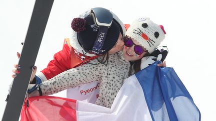 La skieuse française Marie Martinod célèbre sa médaille d'argent en ski freestyle sur le podium avec sa fille de 8 ans, Melirose. (TIM CLAYTON - CORBIS / CORBIS SPORT)